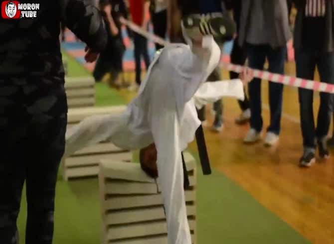 Video :This teenager can use his skull to smash 111 bricks in under 35 seconds